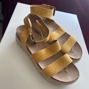 Universal Thread Yellow Sandals